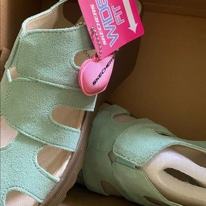 Skechers “Stylin” Suede MINT Green Wedge Sandal Size 10 WIDE NEW IN BOX